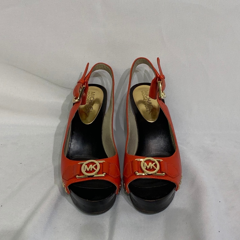 Petite Woman's Michael Kors(MK) heel shoes